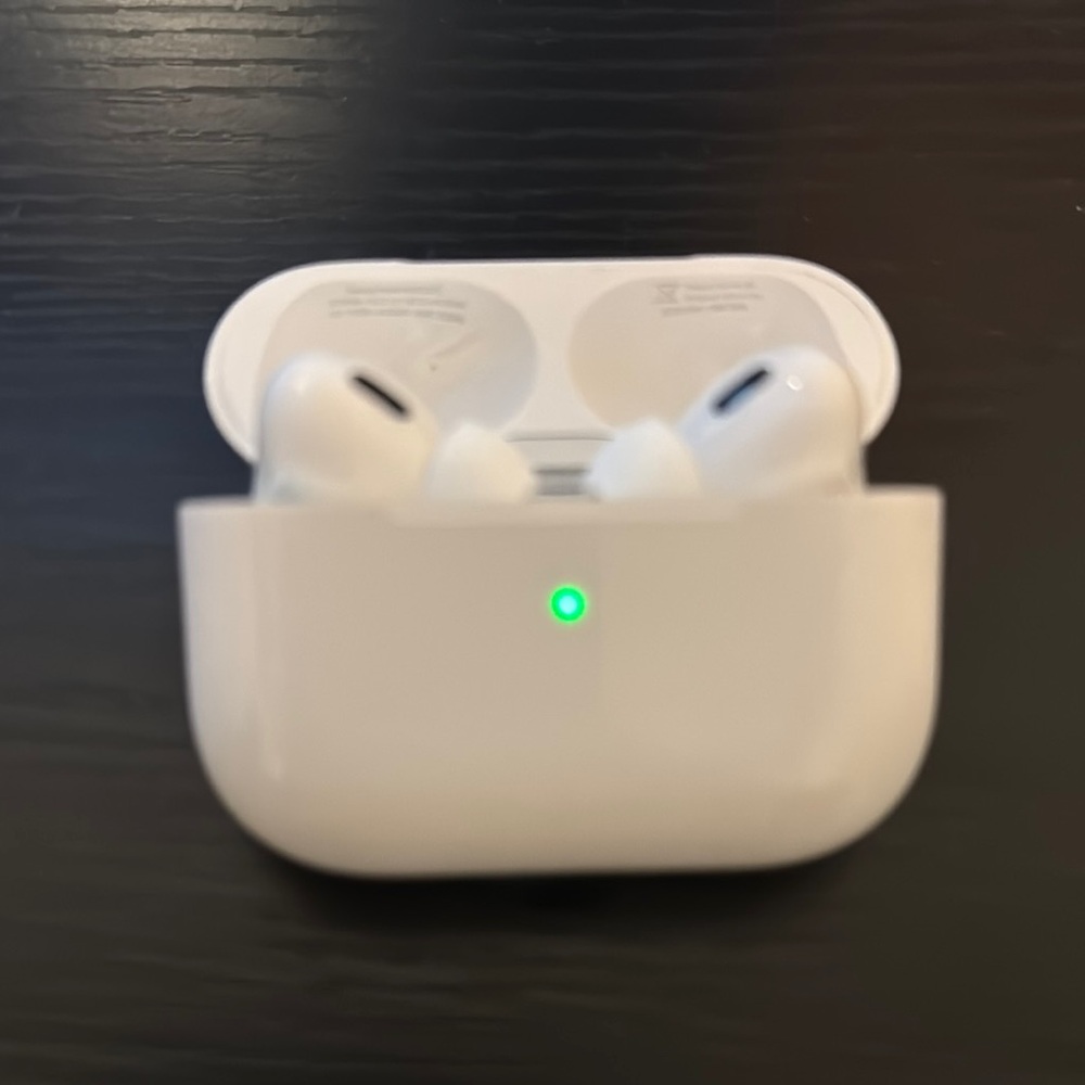 Apple White Wireless Earbuds with Charging Case